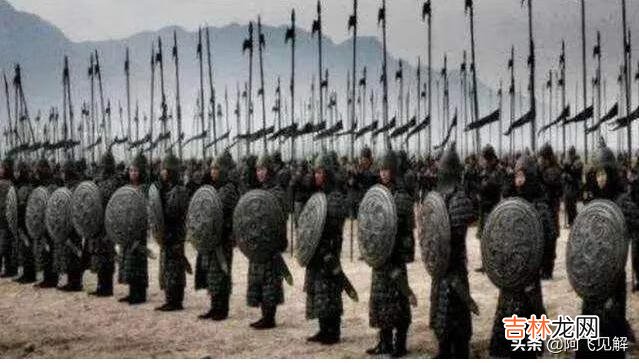 秦国商鞅规定士兵砍敌方一个人头就升一爵,战场那么乱,人们都记不清看不清对方的脸,要怎么记功呢