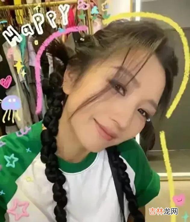 何洁 37岁何洁瘦身成功，扎着麻花辫散发着浓厚的少女气息，年轻似少女