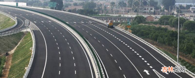 我国第一条内地高速公路建在哪个城市?