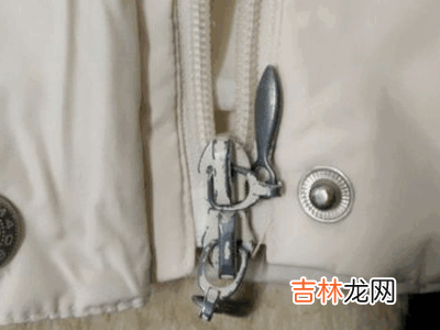 两个拉链的衣服怎么拉?