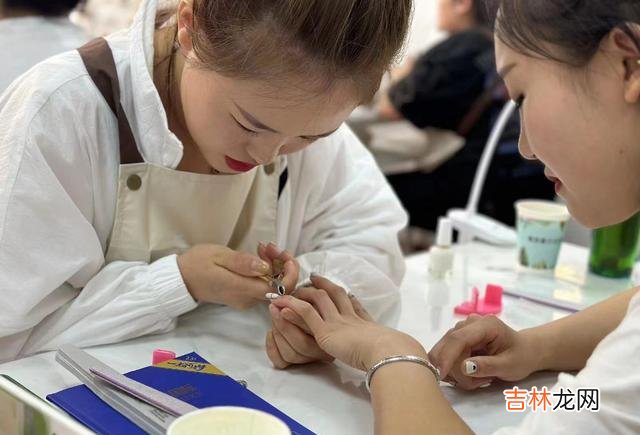 美术 名校美术生毕业后找不到工作，转行当起美甲师，收入远超同龄人
