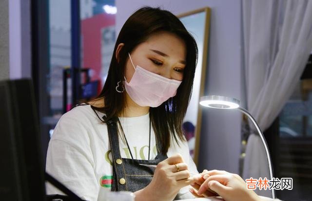 美术 名校美术生毕业后找不到工作，转行当起美甲师，收入远超同龄人