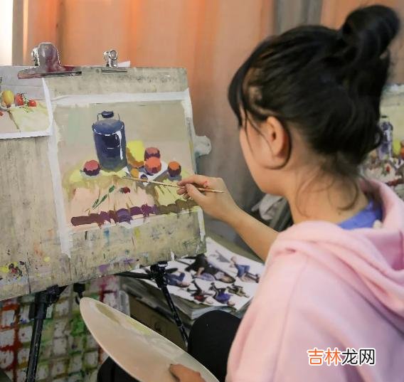 美术 名校美术生毕业后找不到工作，转行当起美甲师，收入远超同龄人