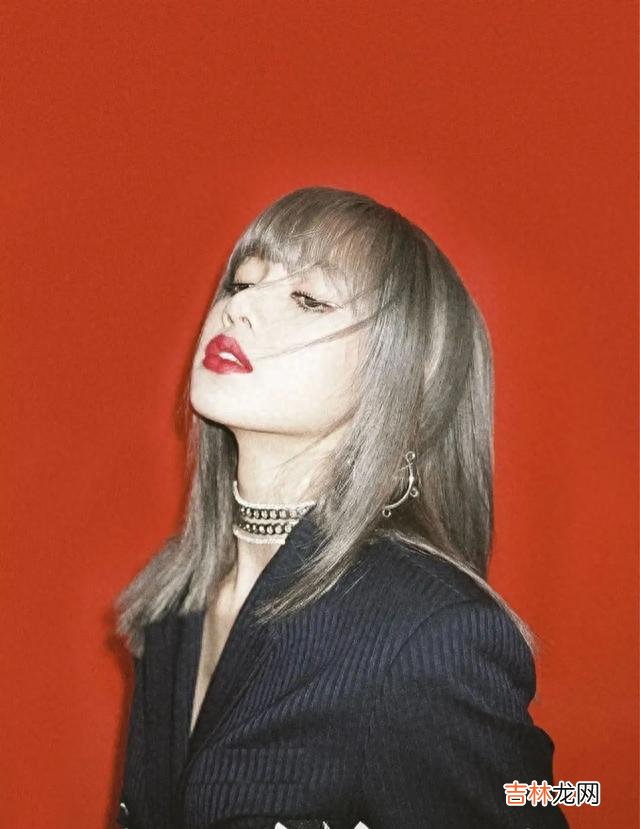 穿搭 Lisa演唱会哭了，舞台上秀腰线秀长腿，私服穿搭甜美休闲差别大