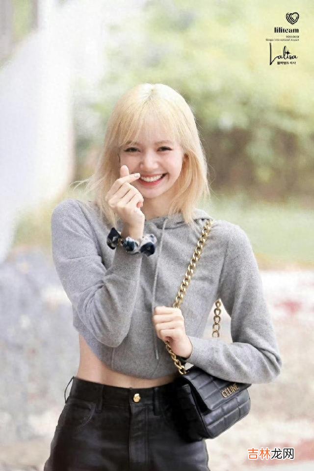 穿搭 Lisa演唱会哭了，舞台上秀腰线秀长腿，私服穿搭甜美休闲差别大