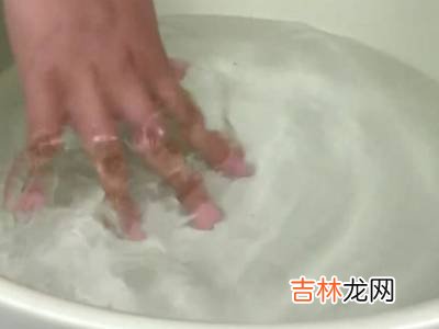 怎样去除衣服上的油渍痕迹?