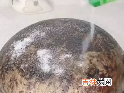 炒菜锅的锅底的油垢怎么处理?