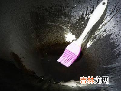 新铁锅怎么开锅不生锈不粘锅?