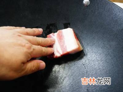 新铁锅怎么开锅不生锈不粘锅?
