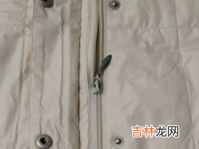 双拉链的衣服拉链怎么拉?