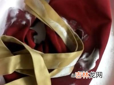 围裙上的油渍时间长怎样清洗干净?