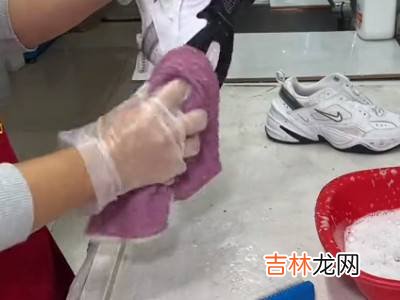 白色运动鞋上面的黑色污渍怎么清洗?
