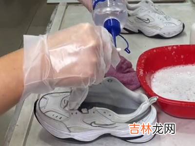 白色运动鞋上面的黑色污渍怎么清洗?