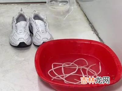 白色运动鞋上面的黑色污渍怎么清洗?