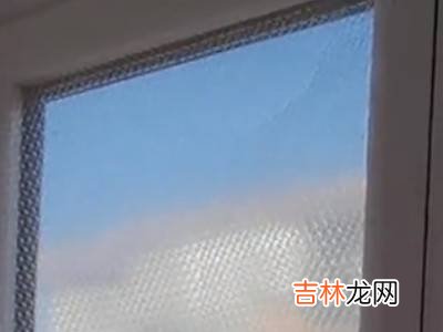 开暖气后窗户上全是水怎么解决?