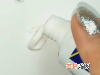 门上的广告贴纸胶痕迹怎么去除?