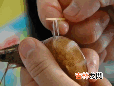 冰冻虾怎么去除虾线?
