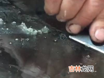 怎样去除玻璃上的粘胶?