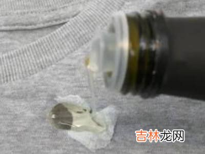 万能胶水粘衣服上用什么可以洗掉?