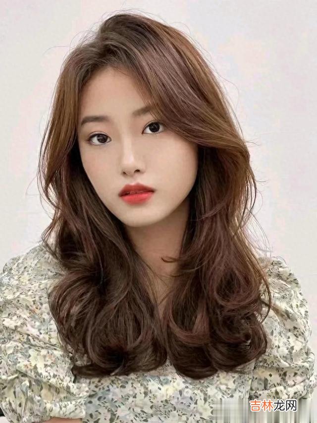 发型 最具人气女发有哪些？锯齿刘海，挂耳短发，锁骨发，温柔长卷发