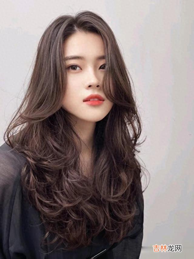 发型 最具人气女发有哪些？锯齿刘海，挂耳短发，锁骨发，温柔长卷发