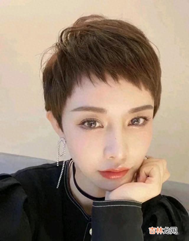 发型 最具人气女发有哪些？锯齿刘海，挂耳短发，锁骨发，温柔长卷发