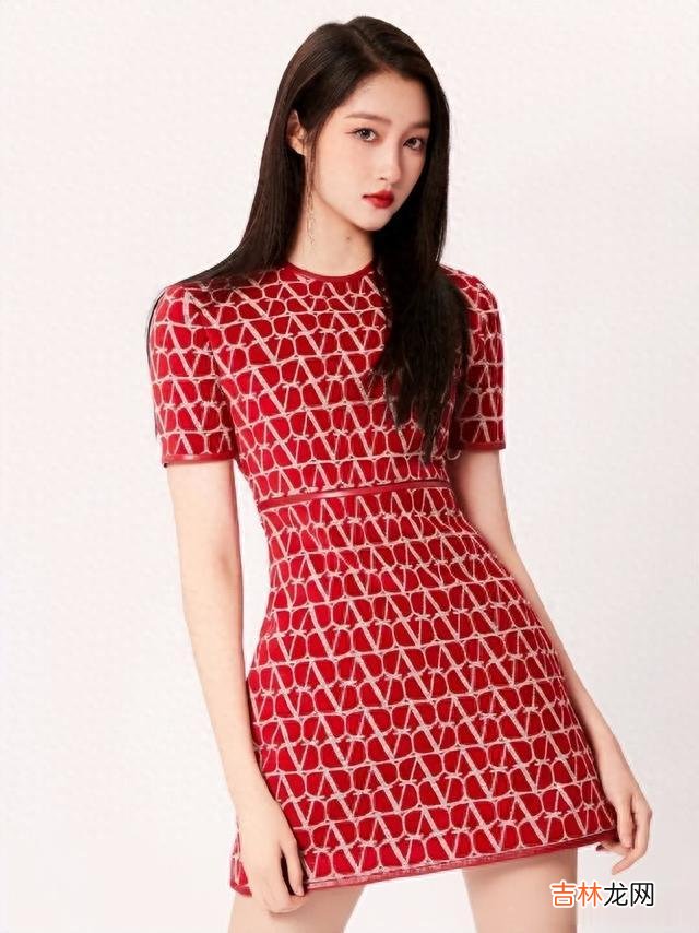 穿衣搭配 关晓彤罕见和妈妈同框！51岁关妈五官精致超美艳，母女俩酷似姐妹