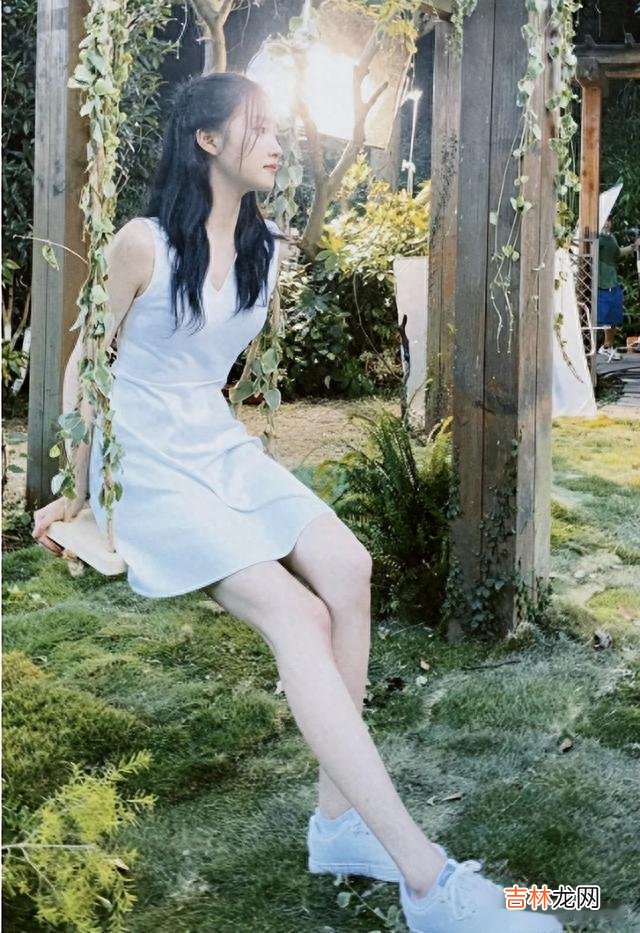穿衣搭配 关晓彤罕见和妈妈同框！51岁关妈五官精致超美艳，母女俩酷似姐妹