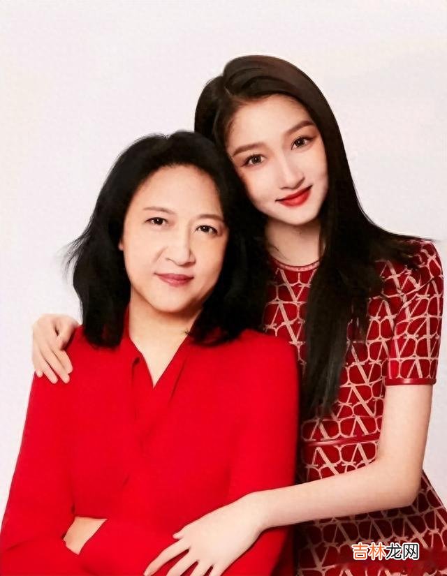 穿衣搭配 关晓彤罕见和妈妈同框！51岁关妈五官精致超美艳，母女俩酷似姐妹