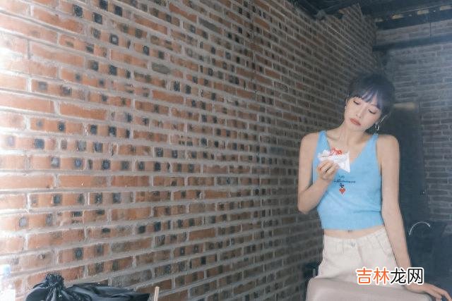 宋茜 宋茜化身“游艇美人”，白色泳衣大秀好身材，蓝色私服清纯可人