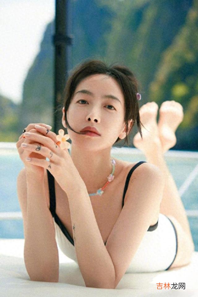 宋茜 宋茜化身“游艇美人”，白色泳衣大秀好身材，蓝色私服清纯可人