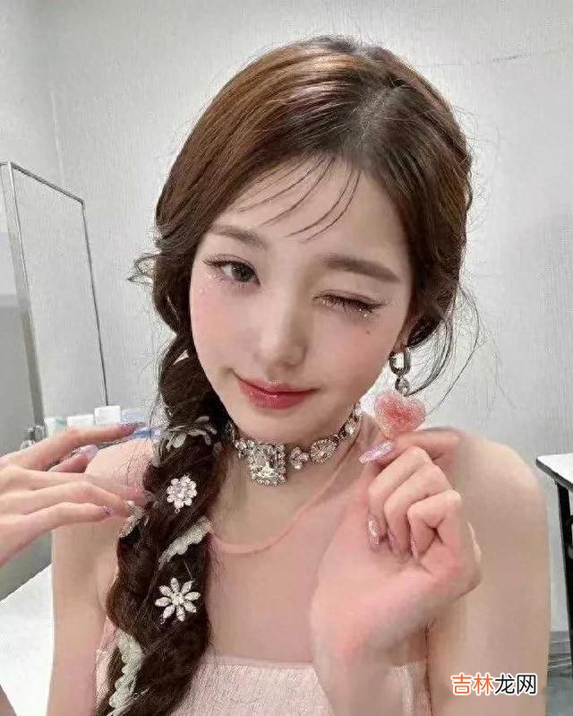 张元英 张元英怼脸比心自拍照，甜美娇俏，大眼睛好闪亮