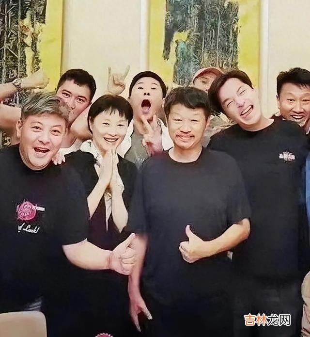 穿衣搭配 吴越头发稀疏断崖式衰老，秃眉下垂像奶奶，蒋勤勤半分都比不上