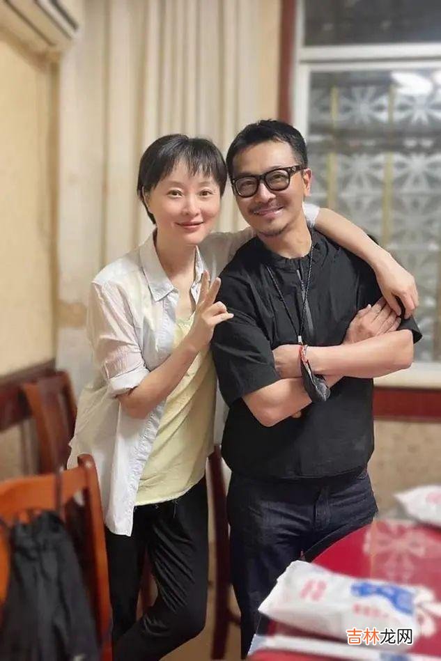 穿衣搭配 吴越头发稀疏断崖式衰老，秃眉下垂像奶奶，蒋勤勤半分都比不上