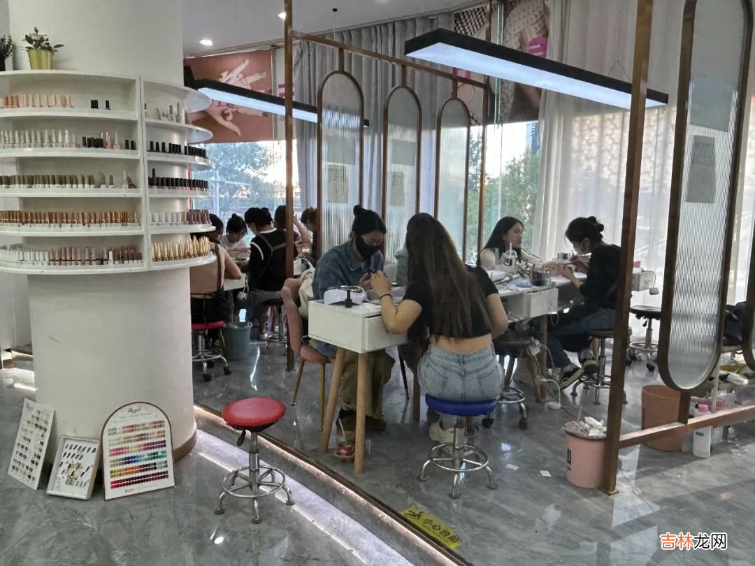 美甲 直播卖穿戴甲、团购券，美甲的线上生意好做吗？
