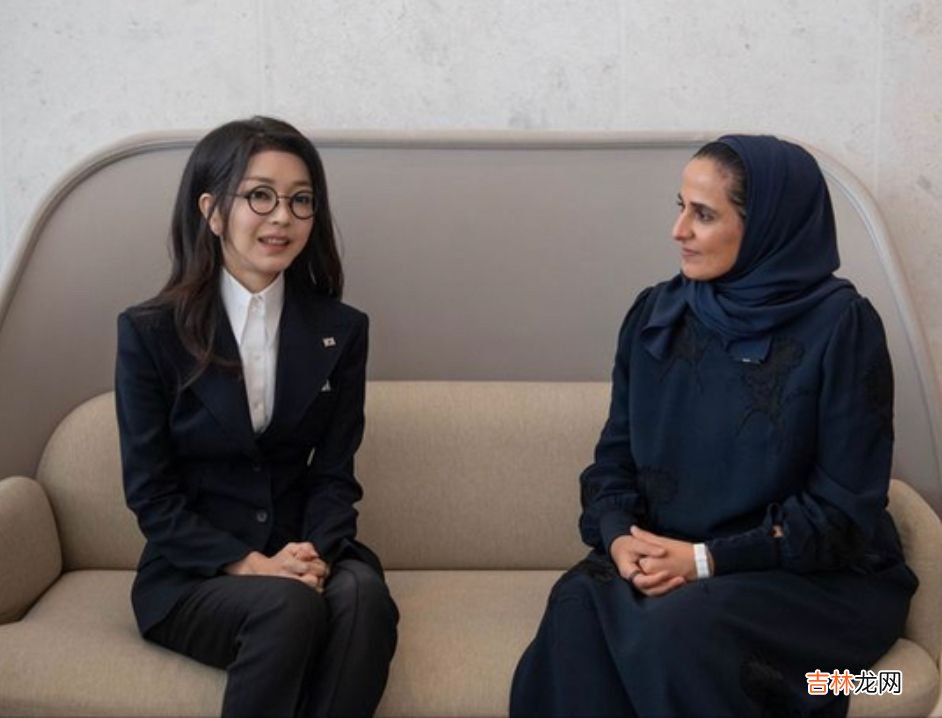 西装 韩国夫人同框卡塔尔太后，穿西装戴眼镜显嫩不少，气场却差一大截
