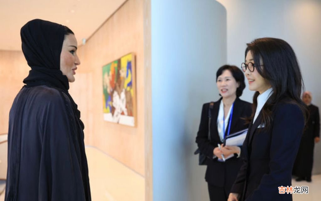 西装 韩国夫人同框卡塔尔太后，穿西装戴眼镜显嫩不少，气场却差一大截