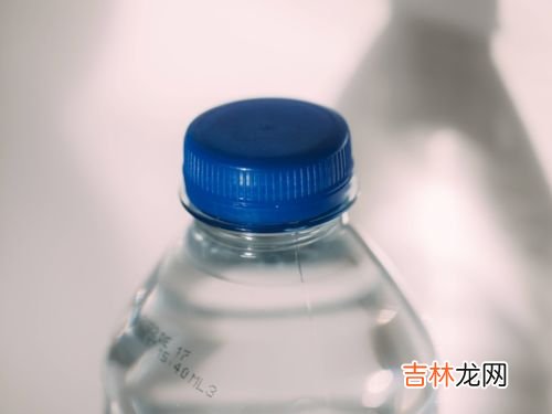 隔夜的矿泉水能喝吗,矿泉水隔夜以后还能再喝吗
