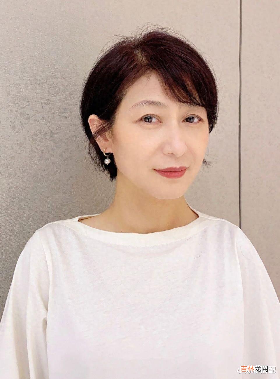 发型 中年女性要“刘海”或“不要刘海”，4个特征决定，形象由此改变