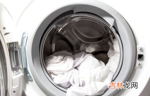 白衣服能放洗衣机洗吗,白色衣服机洗还是手洗好？