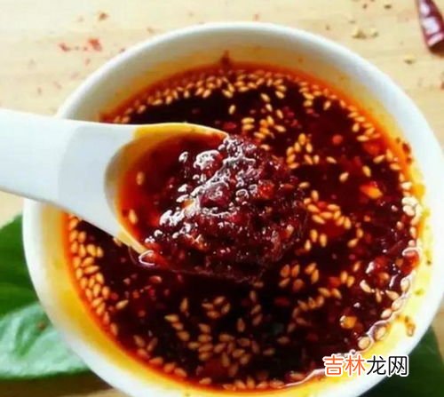 白衣服上的辣椒油渍怎么洗掉 白衣服辣椒油干了洗不掉,白色衣服上的辣椒油怎么样去掉