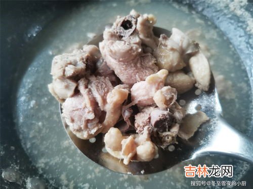 鸡肉焯水后要用冷水洗一下吗,焯水过的肉可以用凉水冲吗？