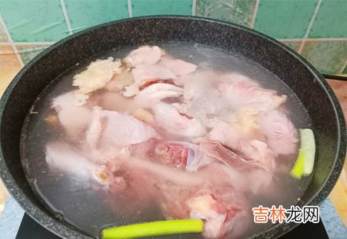 鸡肉焯水后要用冷水洗一下吗,焯水过的肉可以用凉水冲吗？