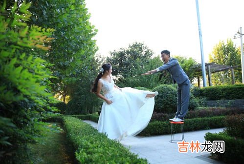 婚纱照精修和原图差距大吗,婚纱照的精修与初修有什么不一样的？