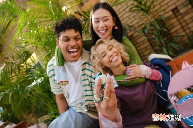 浓妆 万圣趴一触即发 “捣蛋鬼”浓妆登场！