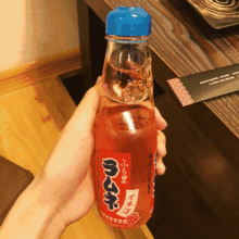 汽水打開爲什麽溢出來,打開汽水瓶蓋時汽水會自動噴出的原因是什麽用化學語