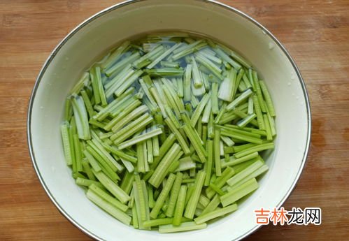 炒芹菜要焯水吗,芹菜在炒之前需要焯水吗?