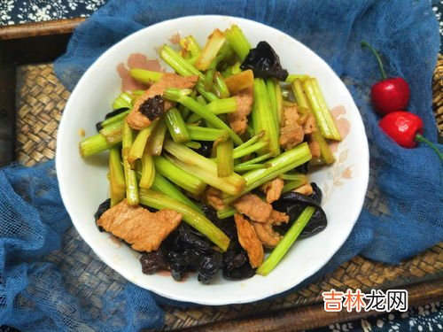 炒芹菜要焯水吗,芹菜在炒之前需要焯水吗?