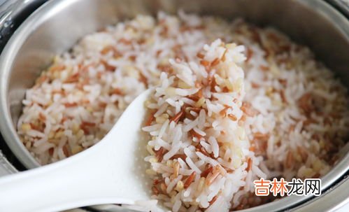 米饭蒸软了怎么补救,米饭水多了蒸的软了怎么补救？