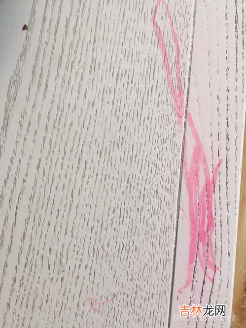 桌子上的水彩笔怎么去除,水彩笔画在桌子上怎么擦掉?